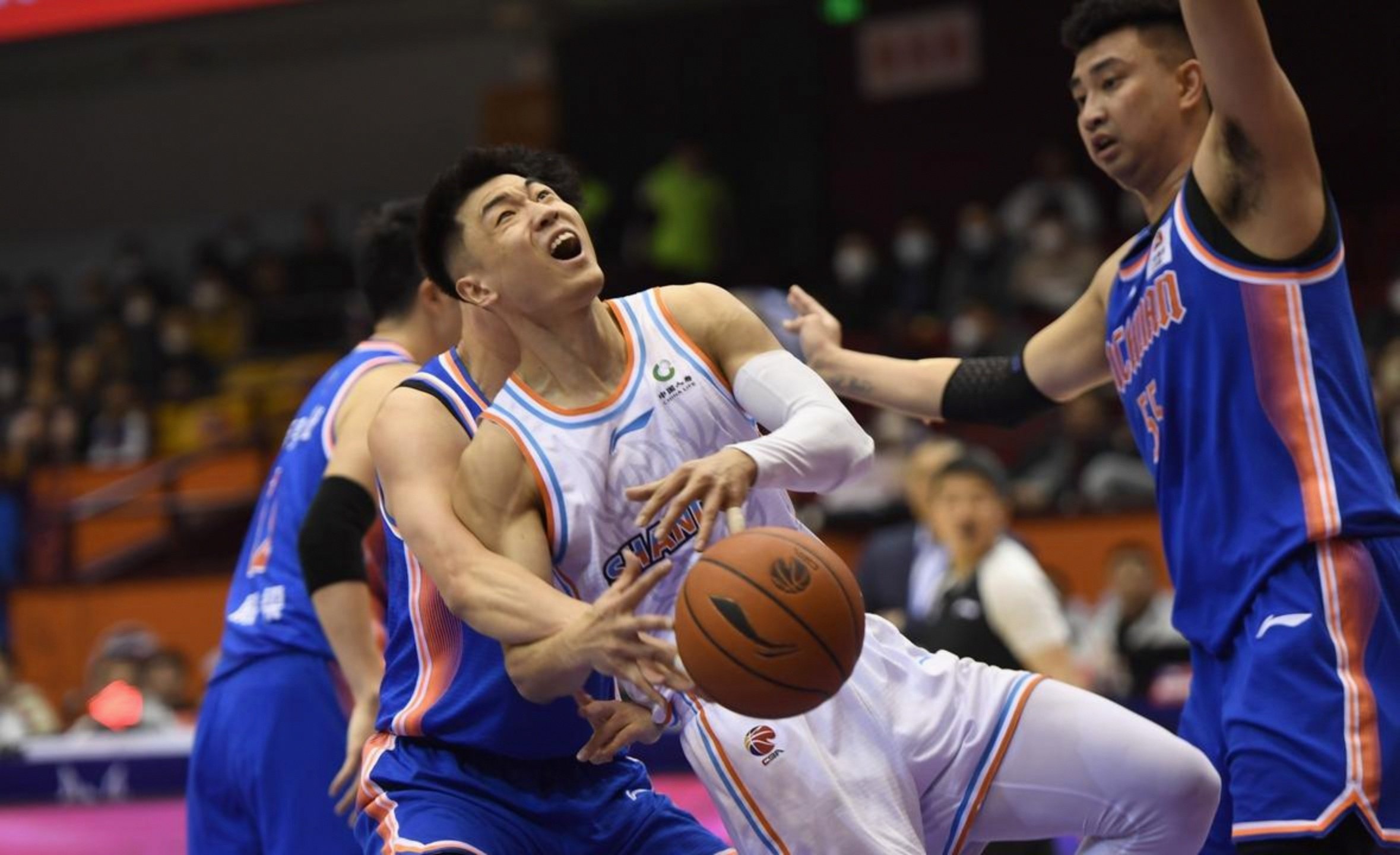 太狠了！山东男篮围绕CBA季后赛更衣室发声广东宏远清晨造点机会，深圳男篮官宣签约备战德甲的简单介绍