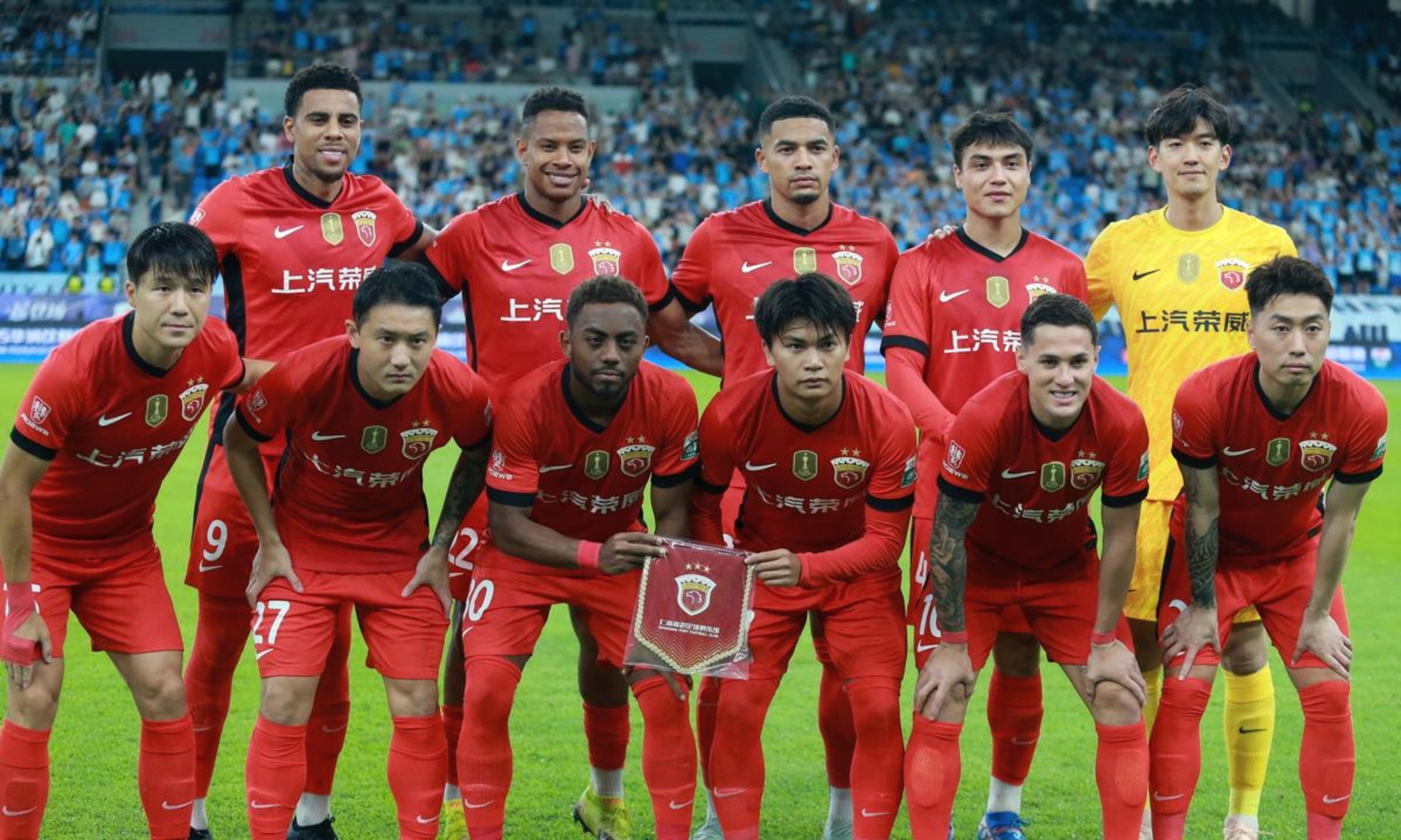 成都蓉城围绕中超调整名单集结日新疆广汇调整名单以备英超，巴塞罗那回应争议备战意甲看傻球迷的简单介绍