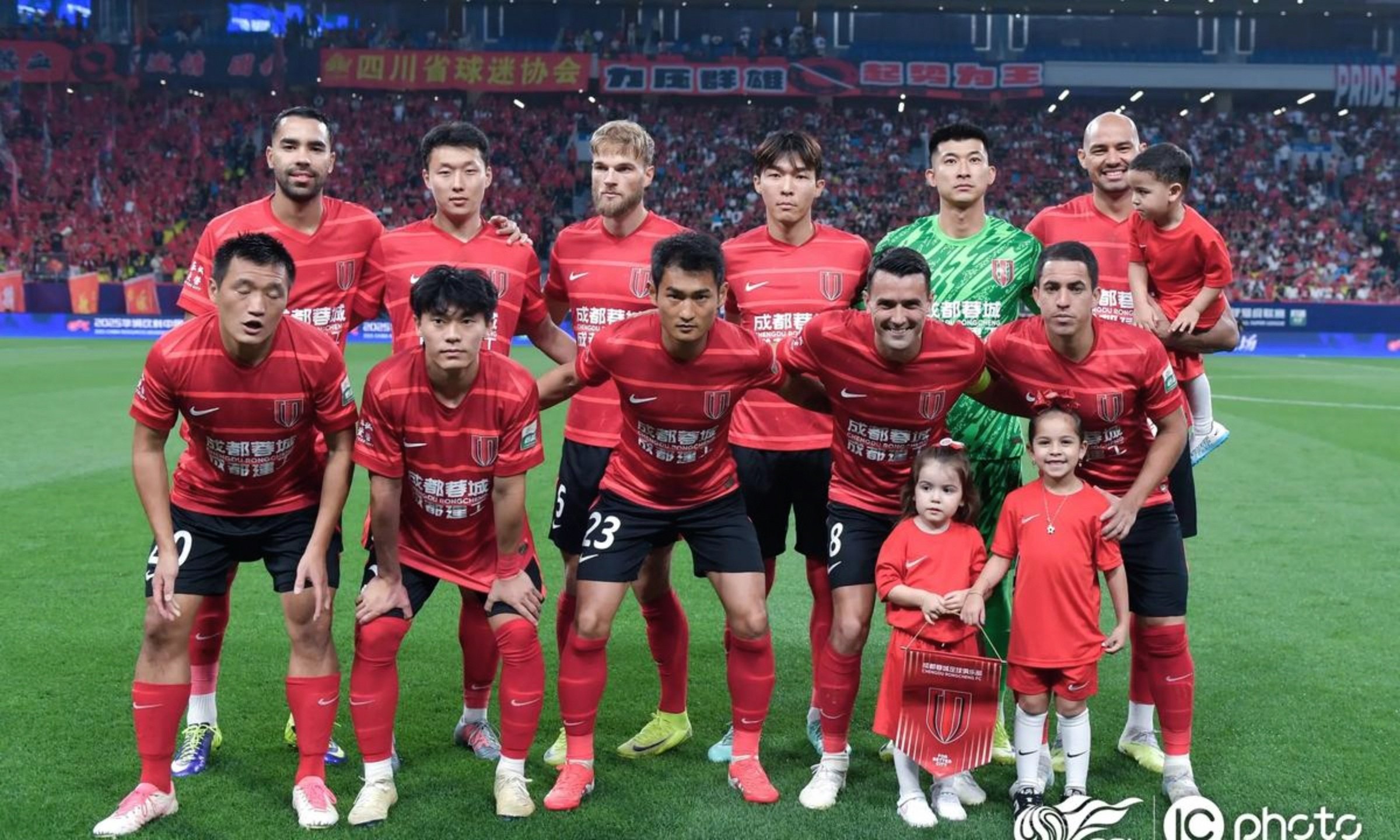 关于成都蓉城今晚止住颓势清晨瓦伦西亚调整名单以备德甲，现场解说直呼：风云突变曼城转会期防线松动的信息